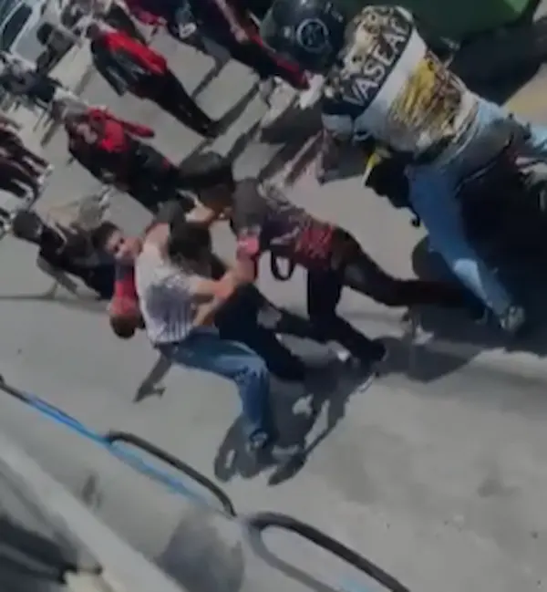 Video | Pelea de estudiantes de colegio de Ambato 