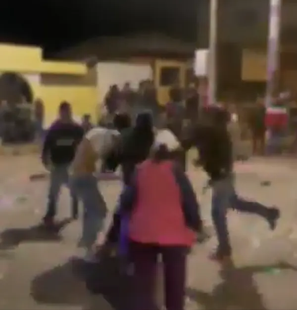 Video | Violenta pelea protagonizan jovenes en Guano