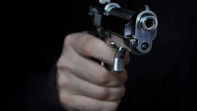 Hombre mata al amante de su esposa después de encontrarlos en motel por GPS