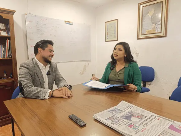 Alejandro Lalama, gerente de Diario La Prensa, entregó la nominación,