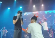 Pareja de therians se vuelve viral tras pedida de mano en concierto