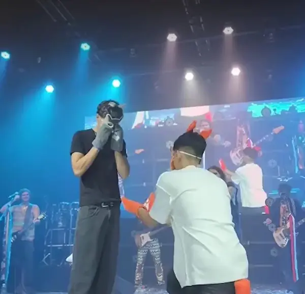 Pareja de therians se vuelve viral tras pedida de mano en concierto