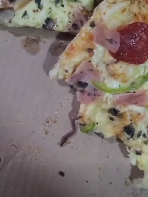 Pizzería en Riobamba desmiente video viral de gusano