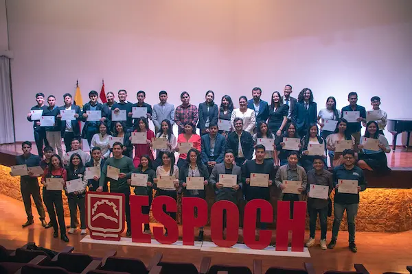 En la ESPOCH entregan becas a los mejores estudiantes.