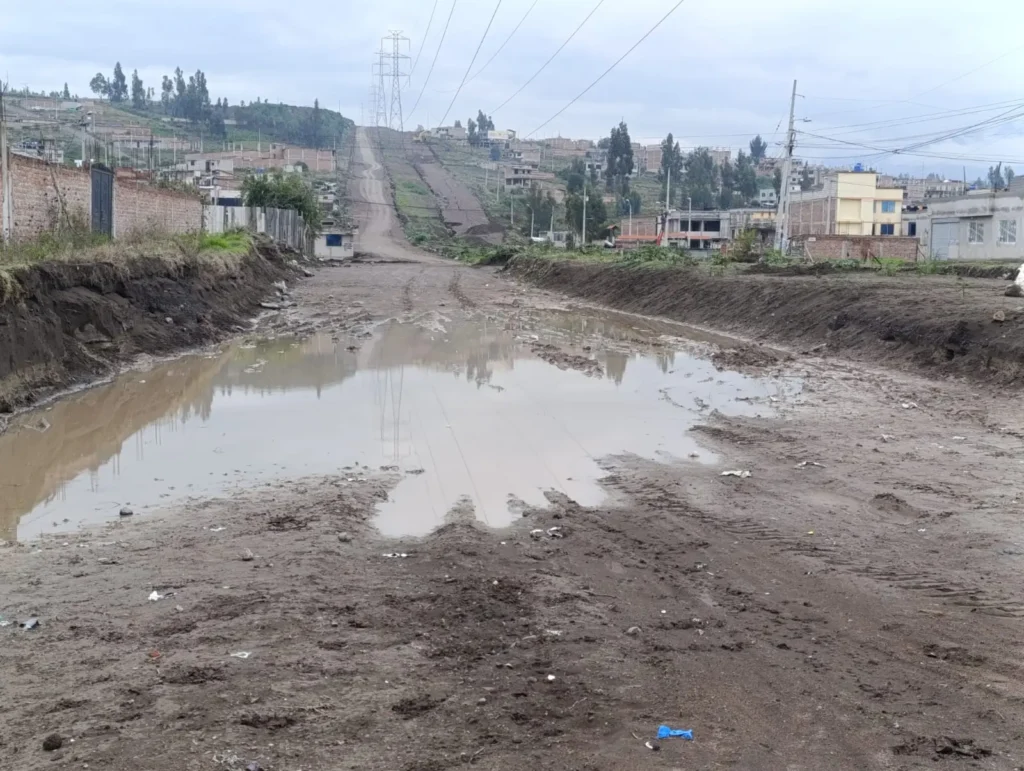 En el ingreso al barrio La Lolita se generan pequeñas lagunas.