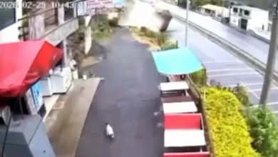 Video | Hombre se salva de ser aplastado por una roca gigante