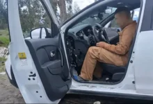 2 hombres amarrados y un carro desmantelado en Guano