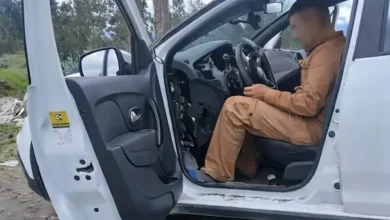 2 hombres amarrados y un carro desmantelado en Guano