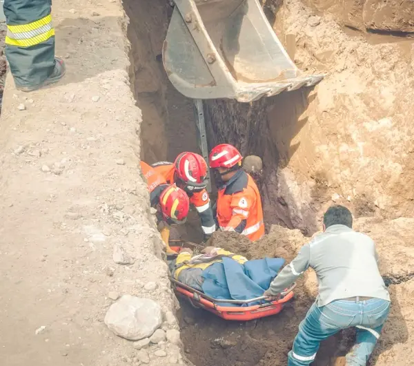 2 hombres murieron sepultados en construcción de alcantarillado en Riobamba