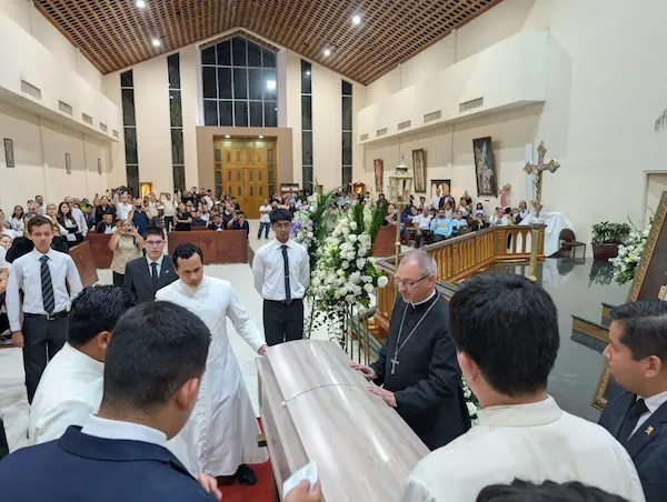 Una oración colectiva por el descanso de su alma