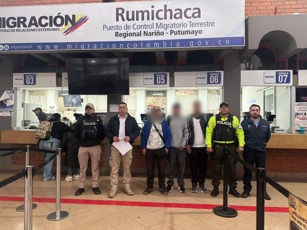 3 colombianos deportados de Riobamba por violar la ley