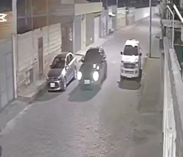 Campantes abordan el vehículo y se retiran del lugar