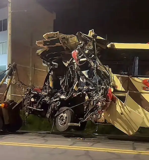 Cuatro personas perdieron la vida en este autobús de pasajeros.