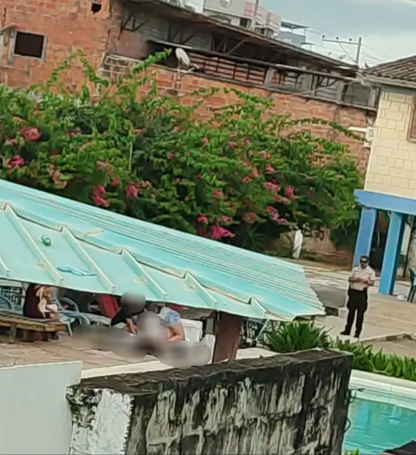 Los cadáveres quedaron junto a la piscina