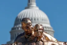 Estatua de Trump y Epstein en pose de Titanic aparece en Washington