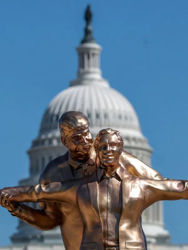 Estatua de Trump y Epstein en pose de Titanic aparece en Washington