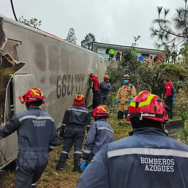 Bus con estudiantes se vuelca en la vía a Quisquis