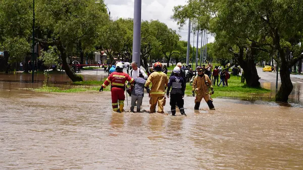 Personal de Bomberos ayudan a los ciudadanos