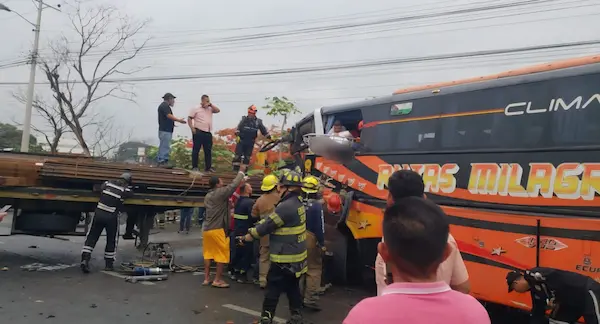 Uno de los heridos, mientras era rescatado