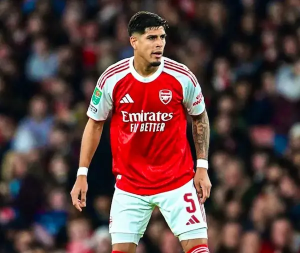 Arsenal comprará definitivamente al defensor Piero Hincapié.