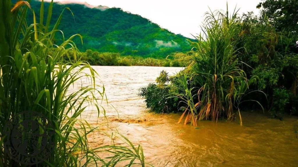 Bomberos advierten aumento del caudal de ríos en Gualaquiza.