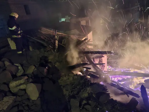 El fuego se dio en residuos de madera, generando peligro