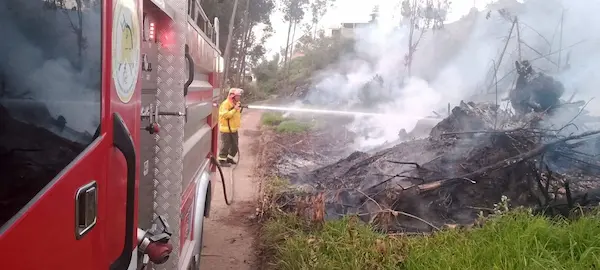 Los efectivos emprendiendo el combate al fuego