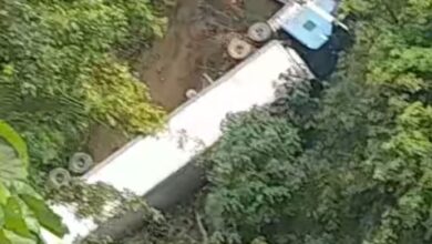 Carro pesado se volcó en peligrosa curva de Cumandá