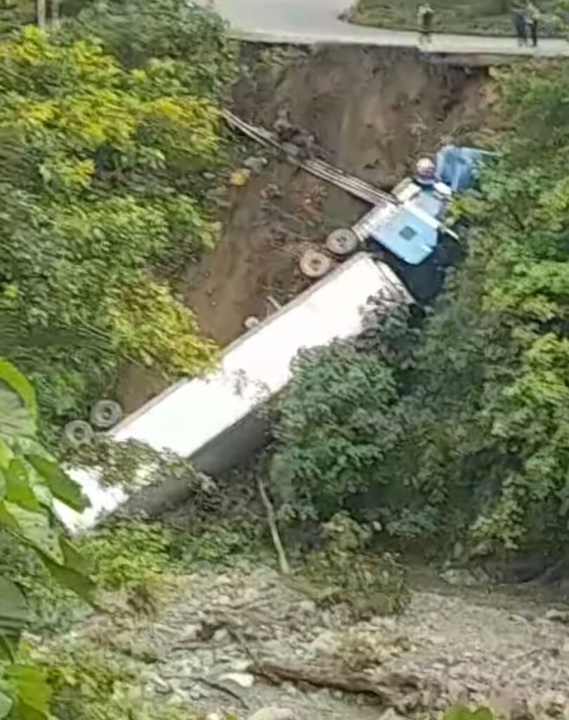 Carro pesado se volcó en peligrosa curva de Cumandá