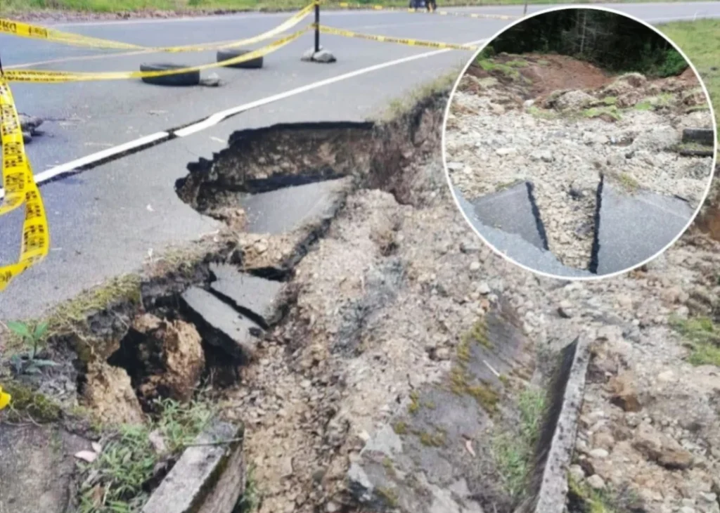 Chimbo deslizamientos en Achachi alertan a habitantes.