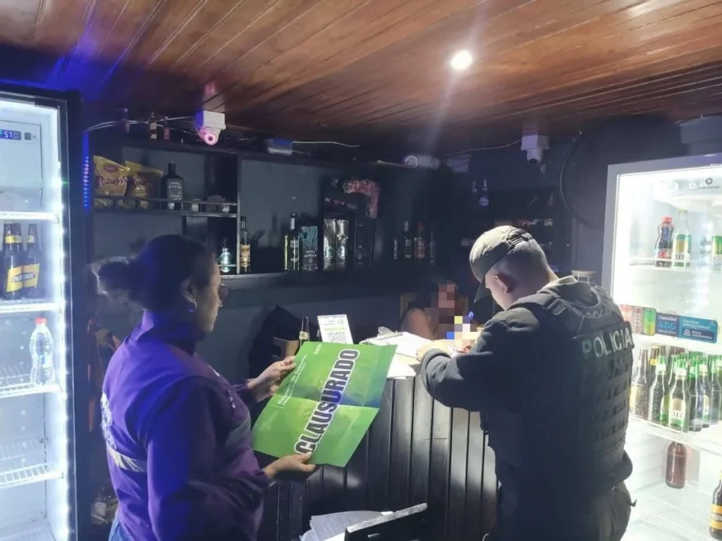 Clausuran 3 bares en Limón Indanza tras operativo policial.