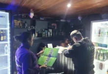 Clausuran 3 bares en Limón Indanza tras operativo policial.