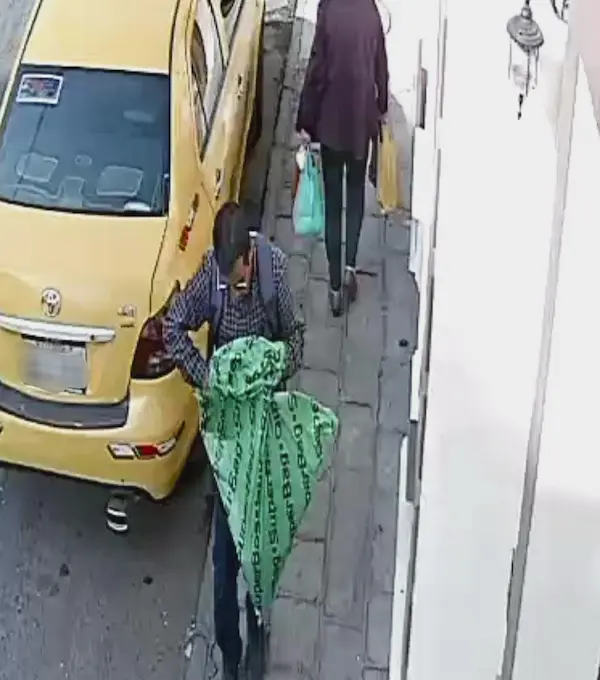 Delincuente robó USD 1400 de un carro en Riobamba