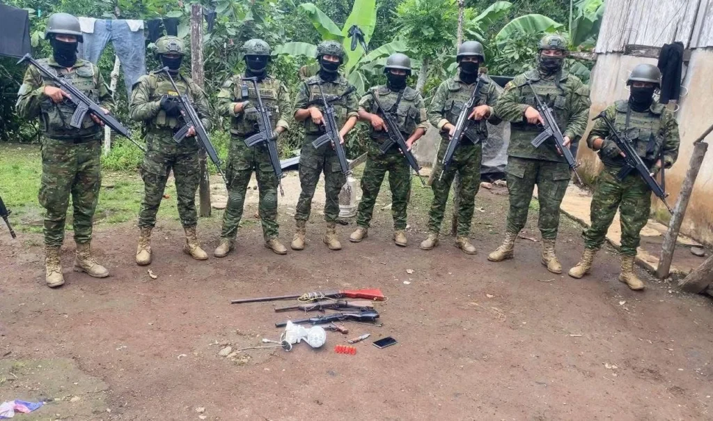 Echeandía militares decomisan armas de fuego y motocicleta.