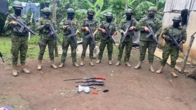 Echeandía militares decomisan armas de fuego y motocicleta.