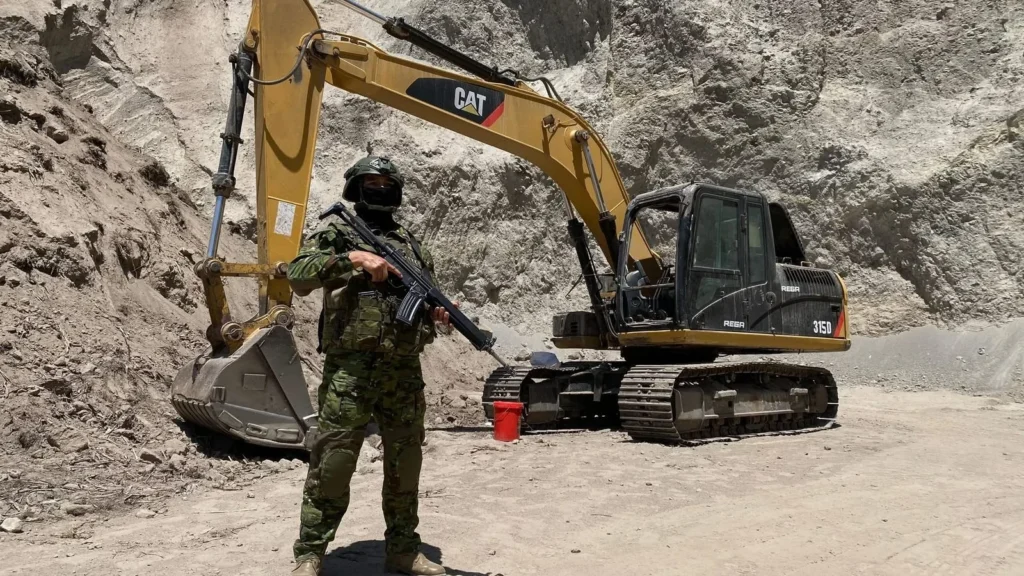Ejército desarticula campo de minería ilegal en Tungurahua.
