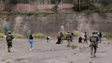 Ejército detuvo a 5 hombres de Riobamba y decomisó un arma