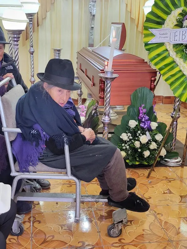 La mamá de la docente, al pie de su ataúd