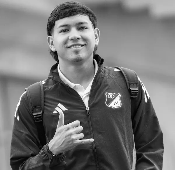 Futbolista colombiano murió tras colapsar en un partido.