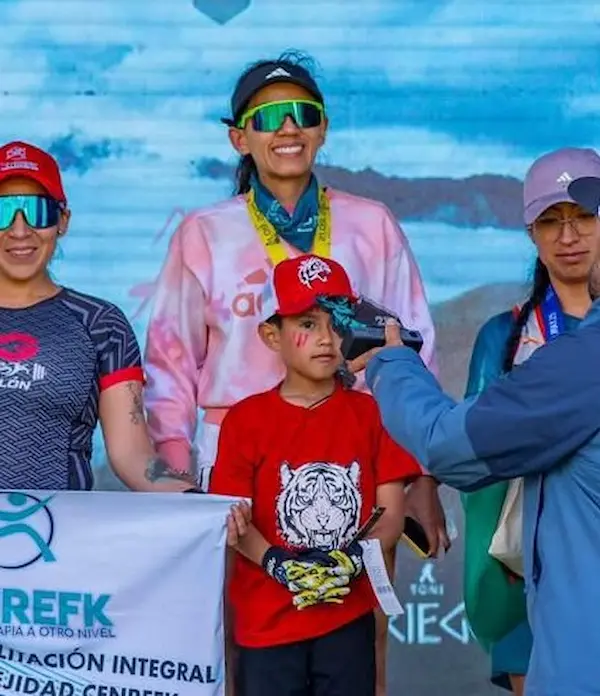 La deportista riobambeña junto a su hijo.