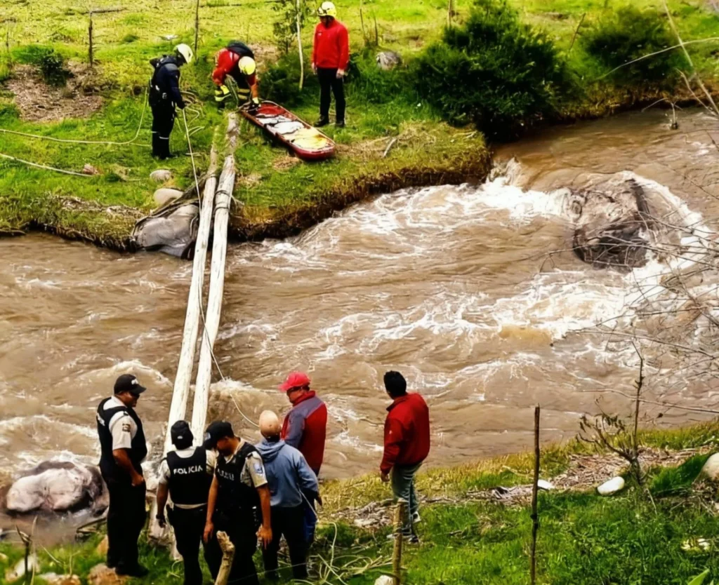 Hallan cuerpo de mujer desaparecida tras deslave en Sigchos.
