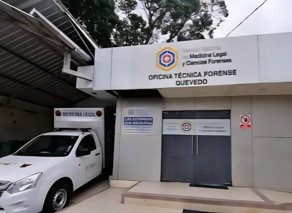 El cuerpo trasladado al Centro Forense, a fin de practicarle la autopsia que determina la ley