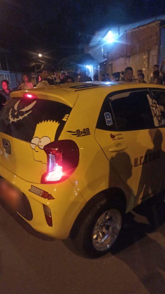 El vehículo yacía inmóvil, ante la mirada aterrorizada de los vecinos del sector