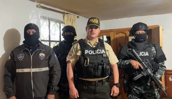 Coronel Wladimir Acurio, comandante de la Subzona Chimborazo N°6, con efectivos de unidades especiales de la Policía Nacional