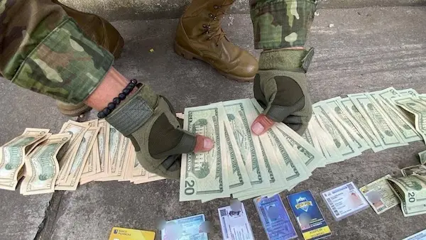 Los Héroes de la Patria con las evidencias encontradas