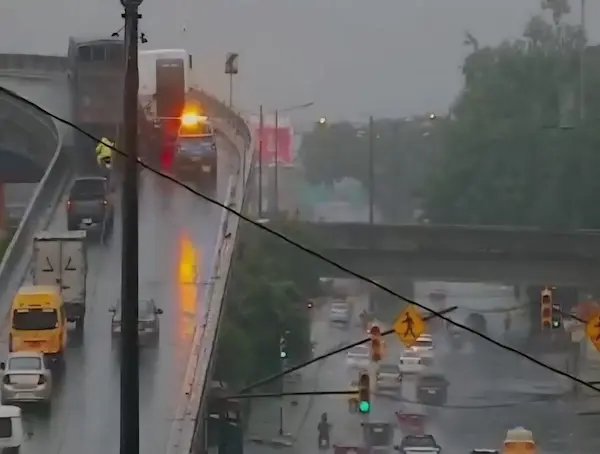 Hombre y mujer mueren tras caer de puente en accidente