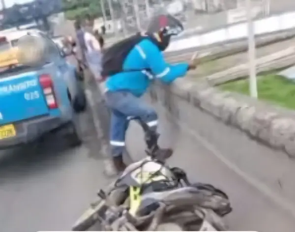 Los que veían la escena se quedaban perplejos ante lo acontecido