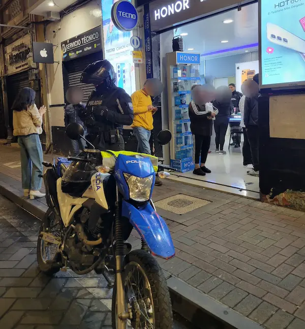 Jóvenes de Riobamba estafados en tienda de celulares