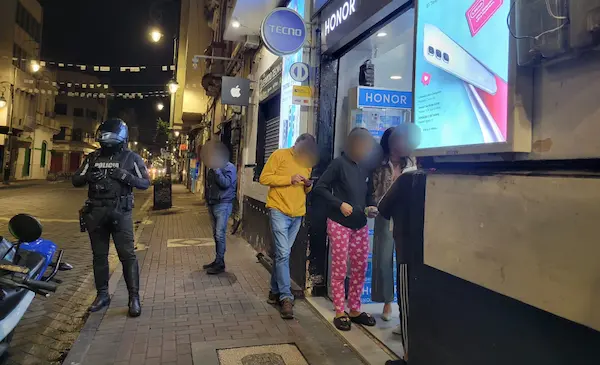 Familiares de los jóvenes presuntamente estafados, así como efectivos de la Policía Nacional del Ecuador, llegaron hasta el local para enterarse de lo que pasaba