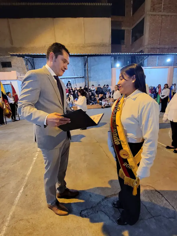 Mauricio Chávez, director distrital del Ministerio de Educación, entregó el diploma al mérito a Blanca Yambay Amaguaya, abanderada del Pabellón Nacional